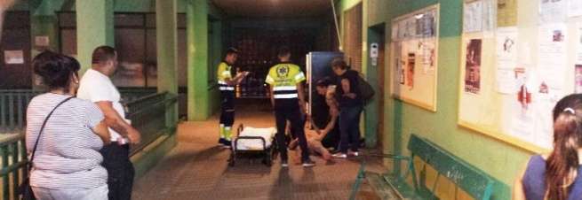 Momento en que la joven es atendida por personal sanitario (Foto TA)