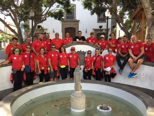 El personal de Deportes posa con el concejal después de finalizada la 28Âª edición de la carrera (Foto TA)