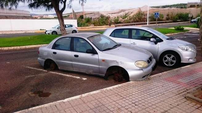 Vehículo sin ruedas en la calle de Américo Vespucio, en Melenara (Foto TA)