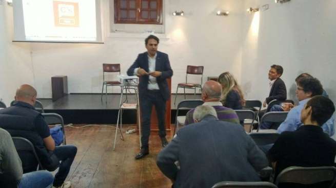 La actividad se desarrolló en la sede del Círculo Cultural organizado por el partido Ciudadanos (Foto TA)