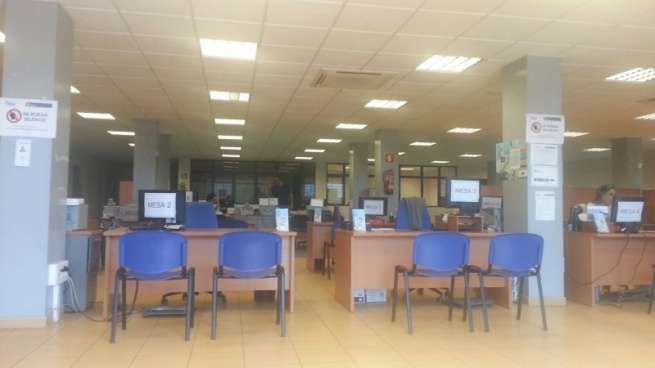 Seis mesas de trabajo vacías y los usuarios esperando (Foto TA)