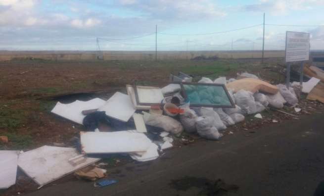 Escombros y trastos viejos se acumulan junto a la carretera de la Cruz de Jerez (Foto TA)