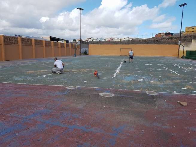 Operarios municipales intervienen en la cancha deportiva de La Garita (Foto TA)