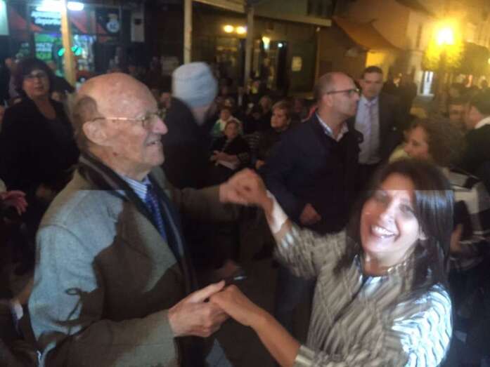 Momento del baile de la alcaldesa y José Macías (Foto TA)