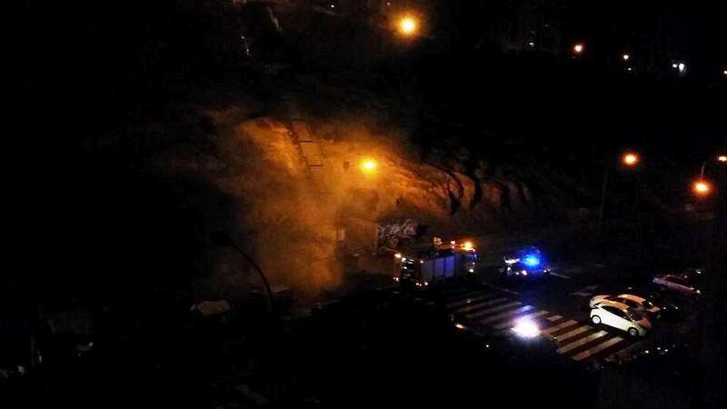 Momento en que llegan los bomberos para sofocar el incendio (Foto TA)