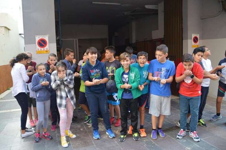Grupo de escolares a las puertas de Molino de Fuego (Foto TA)