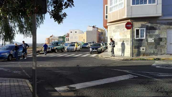 Un vecino controlando el paso de vehículos a la altura del paso de peatones próximo al colegio (Foto TA)