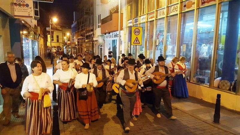Una de las agrupaciones en el recorrido de esta tarde-noche (Foto TA)