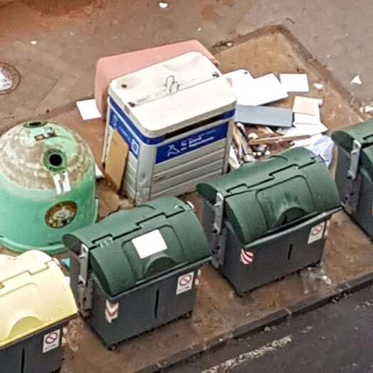 Enseres junto a los contenedores de basura en la calle de Manuel Alemán Álamo (Foto TA)