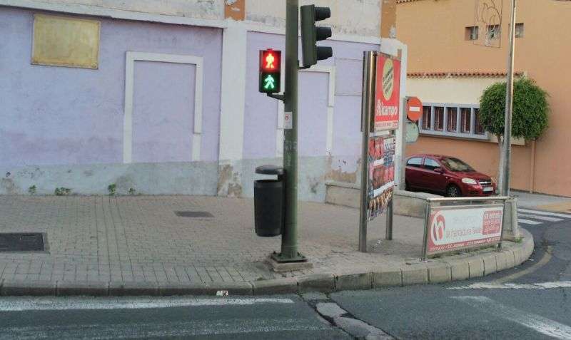 Semáforo con dos de los tres indicativos lumínicos encendidos a la vez (Foto TA)