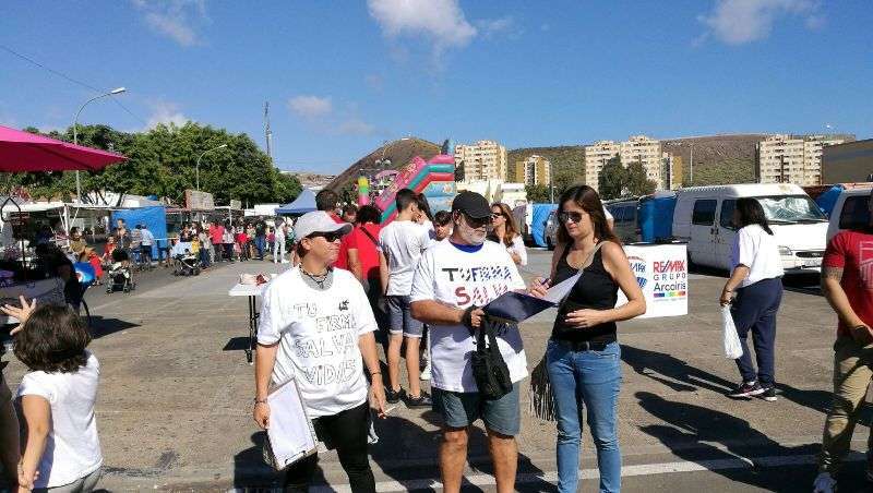 Miembros de Podemos, hoy en el mercadillo dominical de Jinámar (Foto TA)