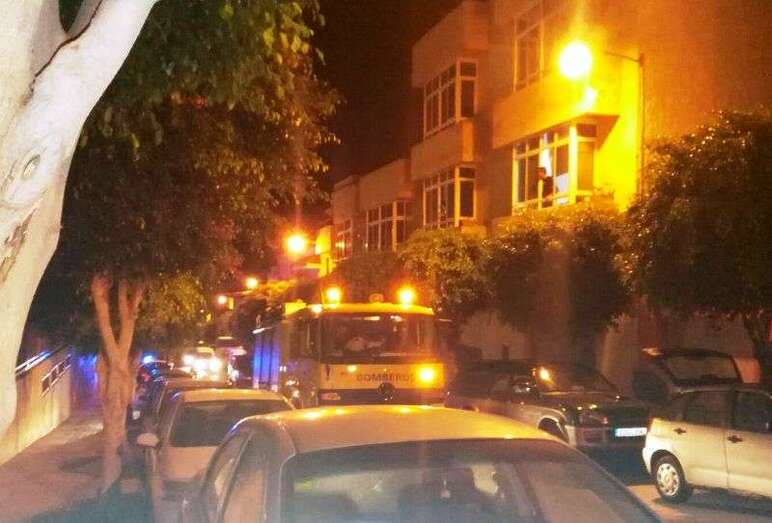 Unidad de bomberos en la calle donde se produjo el siniestro (Foto TA)