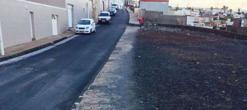 Gravilla sobre la acera en la calle de Bécquer (Foto TA)