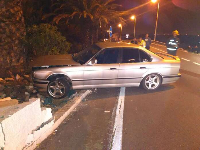 El vehículo impactó el muro que bordea la vía de acceso a la circunvalación desde la rotonda que está al inicio de la carretera de La Pardilla (Foto TA)