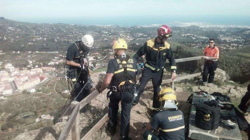 Bomberos en las labores de rescate (Foto TA)