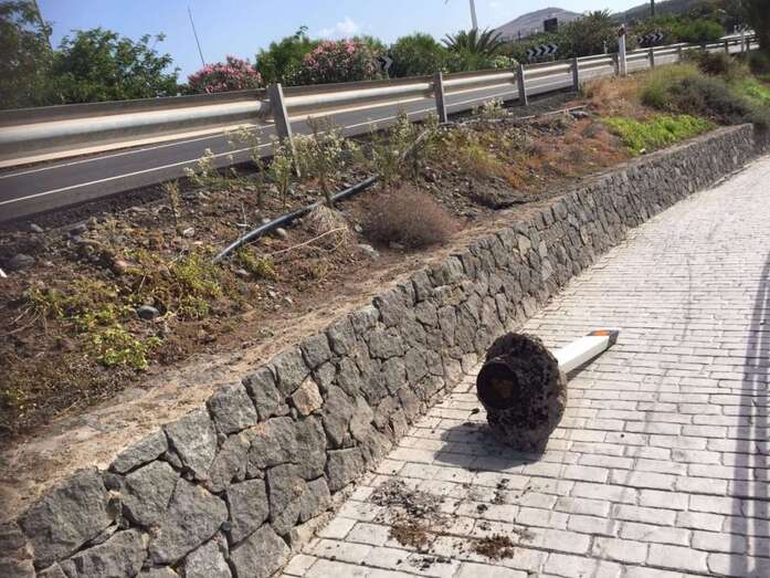 El poste tumbado en un paso peatonal (Foto TA)
