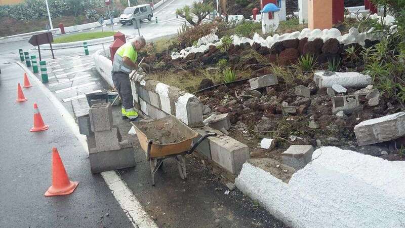 Operario municipal trabaja en el arreglo del muro (Foto TA)