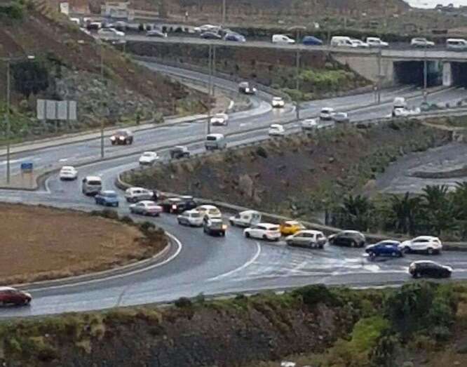 Estado en que quedó el vehículo en el accidente ocurrido hace unos minutos en el Valle de Jinámar (Foto TA)