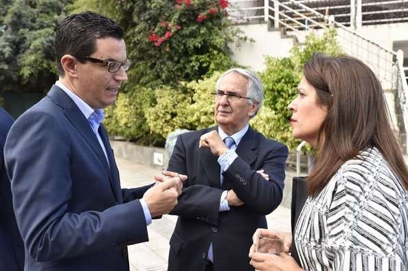 La alcaldesa charla con el concejal de Urbanismo y diputado regional, Pablo Rodríguez, bajo la mirada del empresario Sebastián Crisaleña (Foto Esteban Campillo/C7)