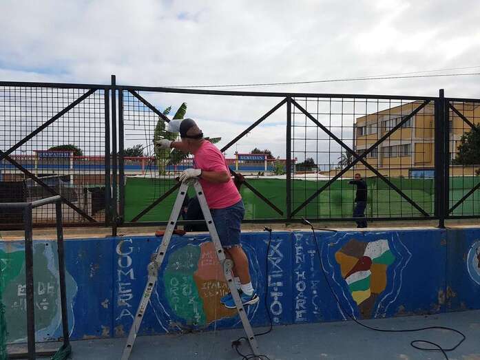 Operario de Deportes repara las vallas de la cancha (Foto TA)