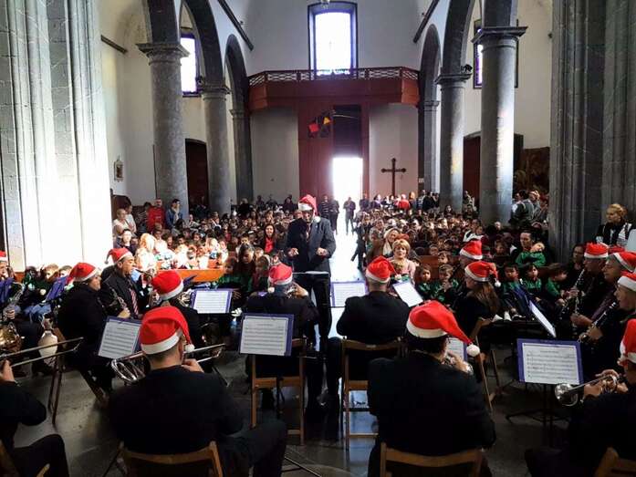 Los componentes de la Banda Municipal de Música animaron la actuación luciendo gorros navideños (Foto TA)