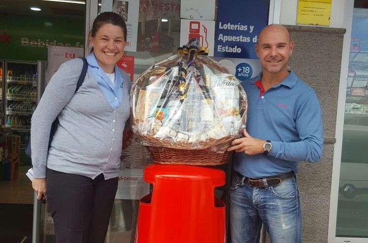 La ganadora Yazmina Jiménez con Horario Rivero, de la empresa titular de la estación Cepsa San Juan (Foto TA)