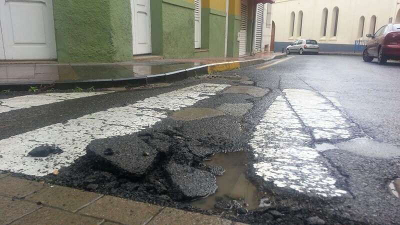 Ya no solo son los conductores los que tienen que esquivar los baches en Telde (Foto TA)