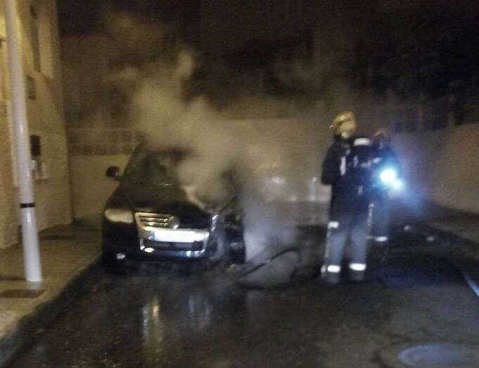 Los bomberos actuando esta madrugada en Playa del Hombre (Foto TA)