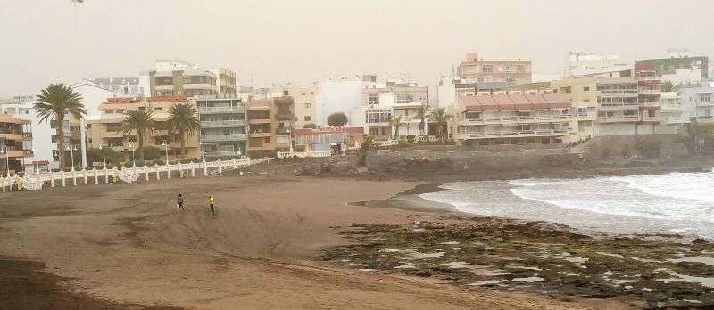 El polvo suspensión ha creado una atmósfera turbia. La playa de Salinetas, a media tarde  (Foto TA)