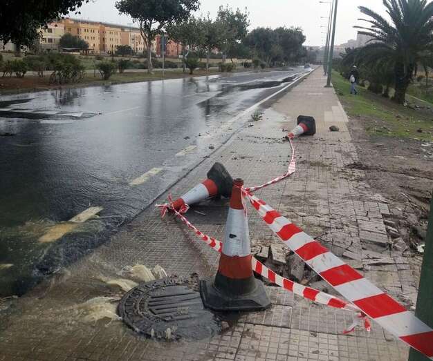 El reventón de la alcantarilla provocó que el vertido se extendiera calla abajo (Foto TA)