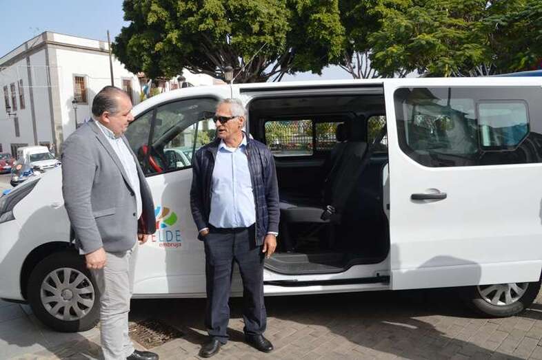 El taxista Vidal Ramos explica al concejal Martel las características del vehículo (Foto TA)