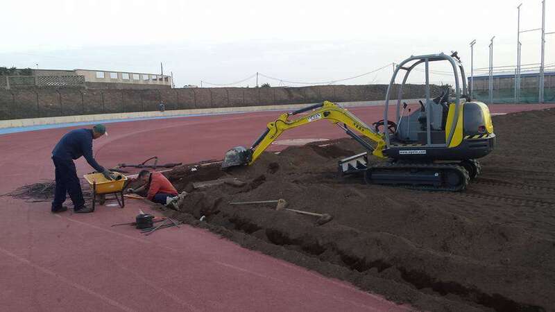 Operarios en las laboras de recuperación del sistema de riego (Foto TA)