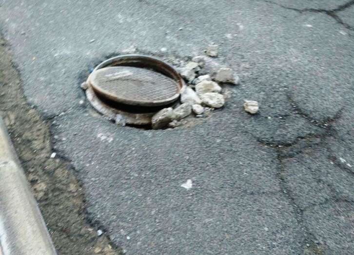 Estado en que se encuentra una tapa de saneamiento en la calle de Crisantemo (Foto TA)