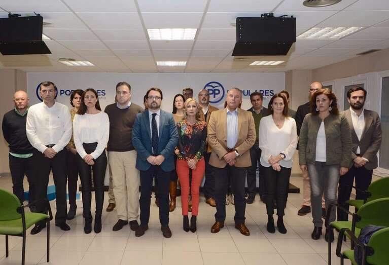 Los populares guardaron ayer un minuto de silencio en su sede en memoria de Macías (Foto Acfi Press)