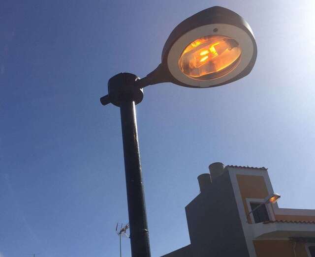 Farolas del centro de Lomo Magullo, encendidas a plena luz del día (Foto TA)
