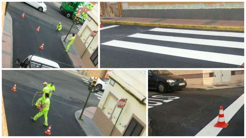 Operarios municipales, a primera hora de esta mañana en Casas Nuevas (Foto TA)