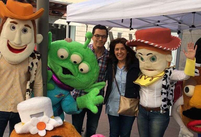 La alcaldesa Carmen Hernández y el concejal Pablo Rodríguez posan con los 