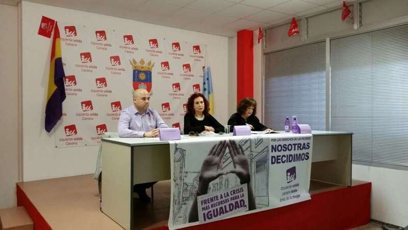 Lidia Falcón OÂ´Neill, en el centro de la mesa, esta tarde en Telde (Foto TA