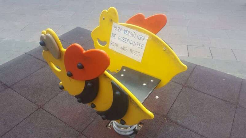 Cartel colocado en un pequeño remo estropeado de la plaza de Los Llanos (Foto TA)