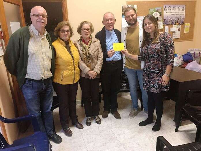 Momento de la entrega del cheque a Cáritas de San Juan (Foto TA)