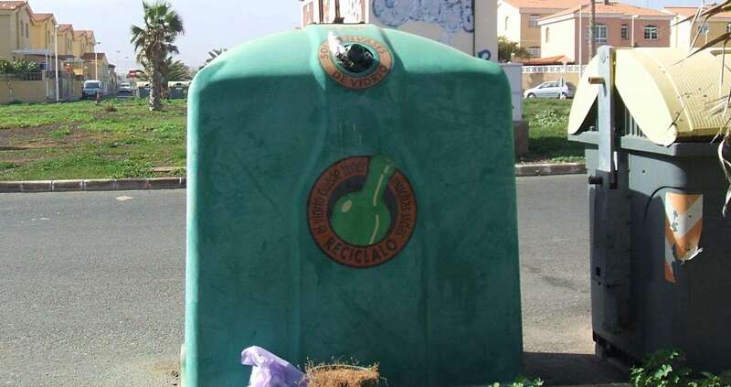 Imagen de uno de los iglús de reciclaje de vidrio de la costa (Foto TA)