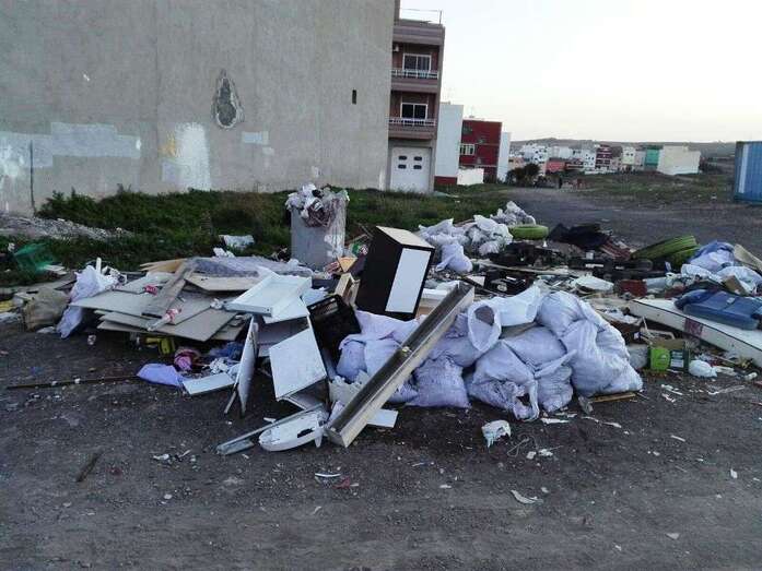 Solar denunciado por los vecinos por la acumulación de escombros, basura y restos de enseres (Foto TA)