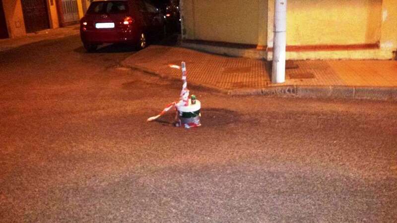 Los vecinos han colocado una señal para advertir de la presencia de un peligroso bache en una calle de La Garita (Foto TA)