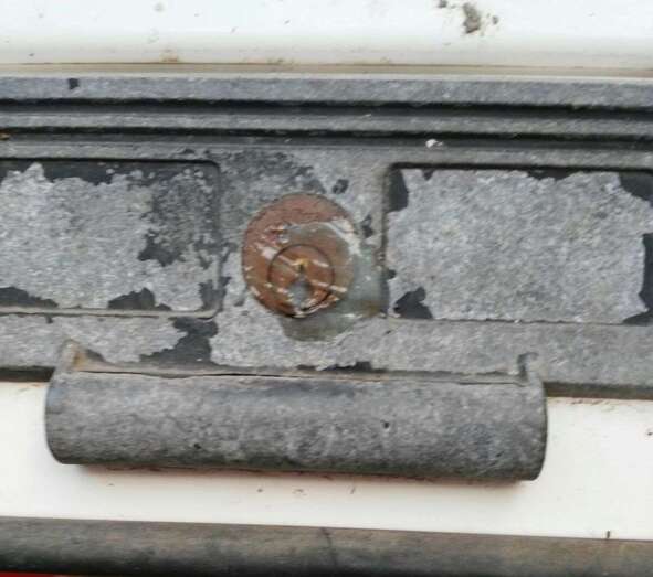 Cerradura con silicona en la sede de IUC de Telde (Foto TA)