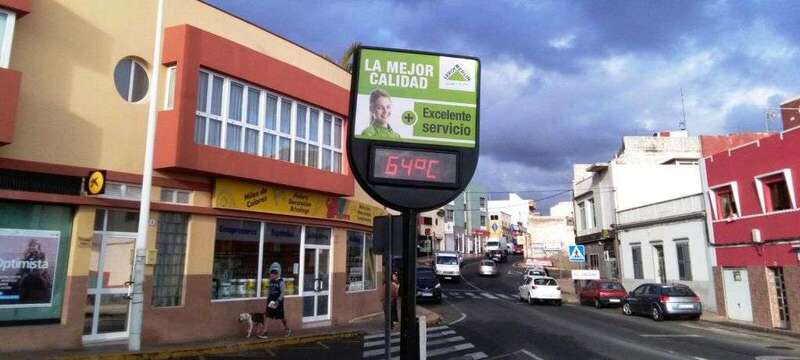 El termómetro callejero de El Calero Bajo anotaba 64 grados a las 9 de la mañana (Foto TA)