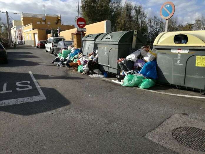 Imagen remitida por un lector de la basura en la calle de Capitán Escandel (Foto TA)