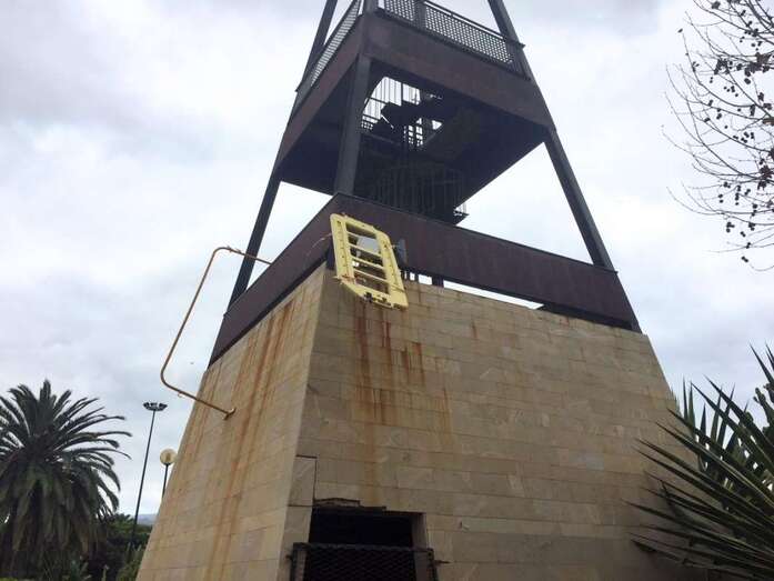 Las vallas, colgando a varios metros de altura, pudieron caer sobre los usuarios del parque (Foto TA)