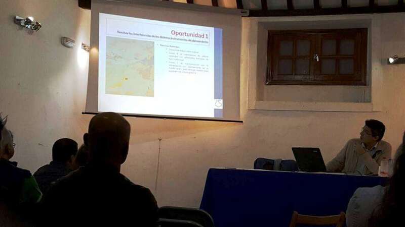 Momento de la charla de anoche en Telde (Foto TA)