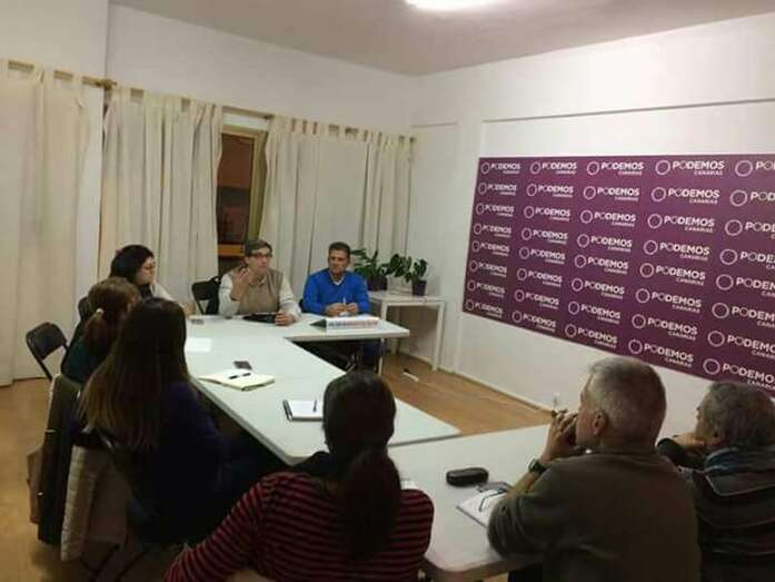 González, de espalda, en la reunión de este sábado (Foto TA)
