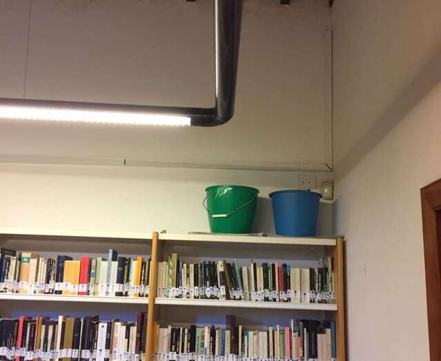 Cubos para recoger el agua que cae del techo (Foto IUC)